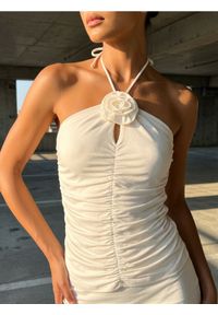 Sinsay - Top z wiązaniem na szyi i aplikacją 3D w kształcie róży - kremowy. Kolor: kremowy. Wzór: aplikacja #1