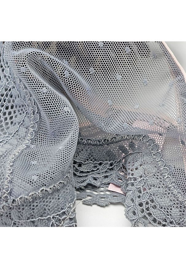 Intica - Koronkowe majtki z strapsami na specjalne okazje Xumar. Kolor: szary. Materiał: koronka. Wzór: koronka