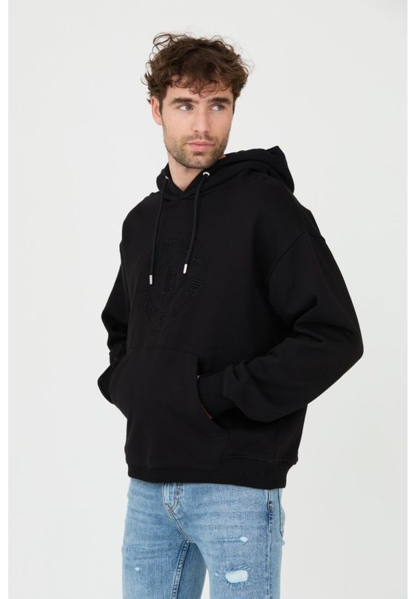 Just Cavalli - JUST CAVALLI Czarna bluza z kapturem i haftowanym logo O Fiche. Typ kołnierza: kaptur. Kolor: czarny. Wzór: haft