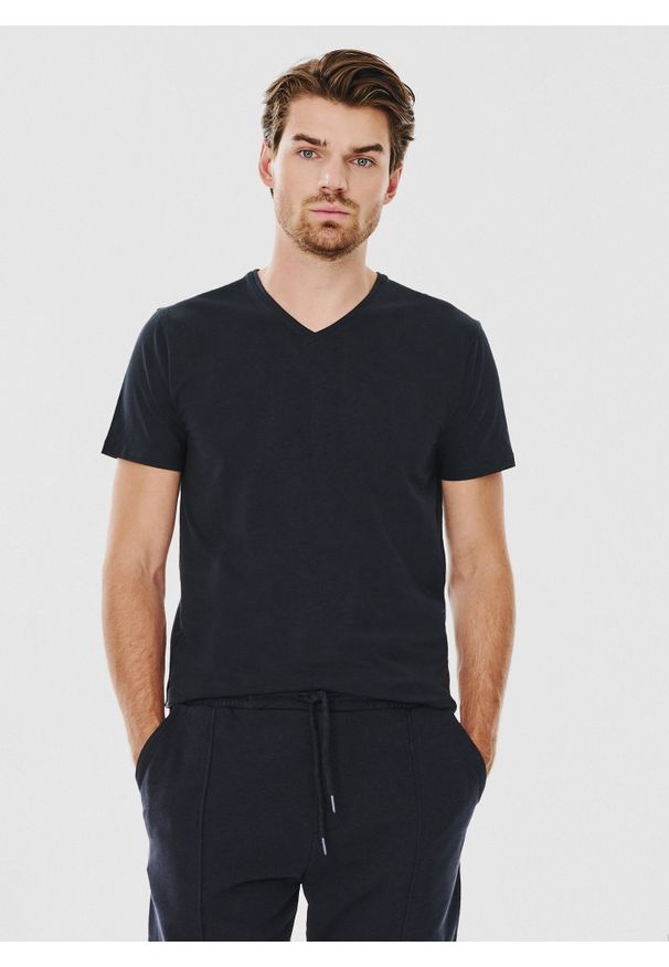 Pako Lorente - PAKO LORENTE – Granatowy gładki t-shirt v-neck. Kolor: niebieski. Materiał: bawełna, elastan. Wzór: gładki