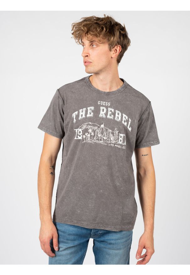 Guess T-Shirt | M1YI87R9XF0 | Mężczyzna | Szary. Okazja: na co dzień. Kolor: szary. Materiał: bawełna. Wzór: nadruk. Styl: casual