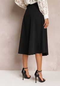 Renee - Czarna Rozkloszowana Spódnica Midi z Gumką w Talii i Paskami z Imitacji Skóry Helemisia. Kolor: czarny. Materiał: skóra. Wzór: paski, gładki #5
