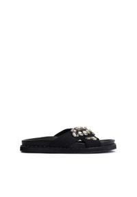 Kazar - Czarne klapki damskie na grubej podeszwie ozdobione cyrkoniami. Kolor: czarny. Materiał: tkanina. Wzór: aplikacja. Sezon: lato. Styl: elegancki #1
