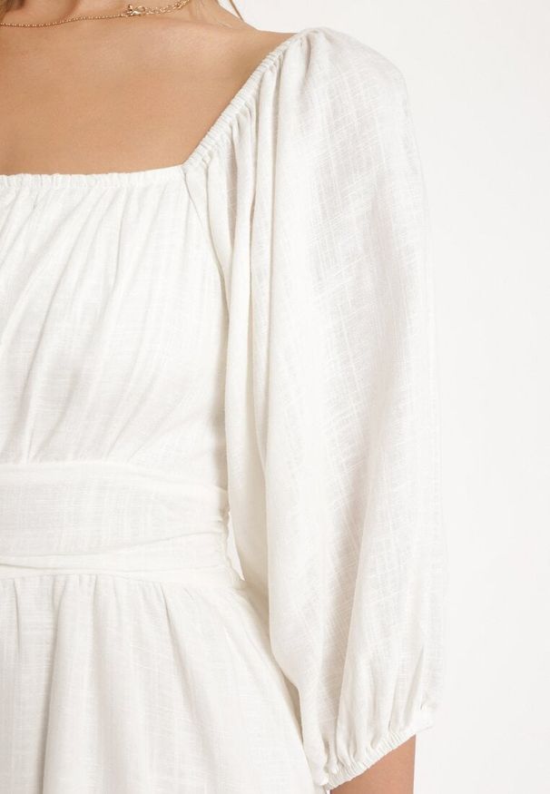 Born2be - Biała Rozkloszowana Sukienka z Wiskozą i Lnem z Gumką w Talii Falbanką i Podszewką Vilemia. Okazja: na co dzień. Kolor: biały. Materiał: len, wiskoza. Typ sukienki: rozkloszowane, proste. Styl: casual