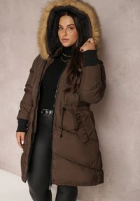 Renee - Brązowa Kurtka Pikowana z Futerkiem Damene. Okazja: na co dzień. Kolekcja: plus size. Kolor: brązowy. Materiał: futro. Sezon: jesień, zima. Styl: klasyczny, casual, elegancki