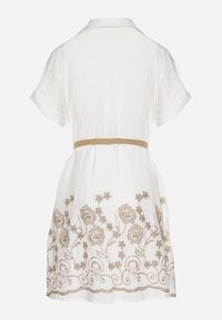 Born2be - Biała Bawełniana Sukienka Koszulowa o Rozkloszowanym Kroju z Paskiem i Haftem Nalione. Okazja: na co dzień, na imprezę. Typ kołnierza: kołnierzyk klasyczny. Kolor: biały. Materiał: bawełna. Długość rękawa: krótki rękaw. Wzór: haft. Typ sukienki: koszulowe. Styl: klasyczny, casual, elegancki #5