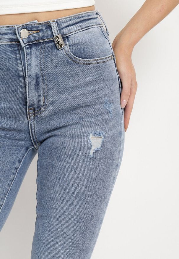 Born2be - Jasnoniebieskie Bawełniane Jeansy Skinny z Przetarciami Erliaxa. Kolor: niebieski. Styl: klasyczny