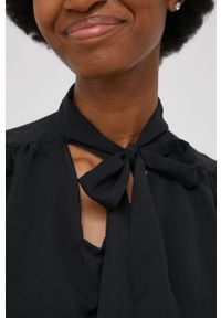Answear Lab bluzka damska kolor czarny gładka. Okazja: na co dzień. Kolor: czarny. Materiał: tkanina. Wzór: gładki. Styl: wakacyjny #4