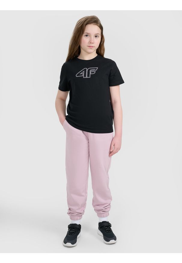 4f - 4F T-shirt regular z nadrukiem dziewczęcy - czarny 122 (6-7 lat). Okazja: na co dzień. Kolor: czarny. Materiał: jersey, bawełna, materiał. Długość rękawa: krótki rękaw. Długość: krótkie. Wzór: nadruk. Sezon: lato. Styl: sportowy, młodzieżowy, klasyczny, casual
