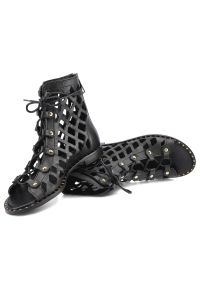 Czarne Sandały Carinii Buty Damskie Obuwie Na Lato. Okazja: na co dzień. Kolor: czarny. Materiał: skóra. Wzór: aplikacja. Sezon: lato. Obcas: na obcasie. Styl: boho, casual. Wysokość obcasa: niski #4