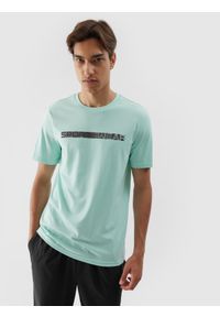 4f - T-shirt regular z nadrukiem męski - miętowy. Kolor: turkusowy. Materiał: bawełna. Wzór: nadruk