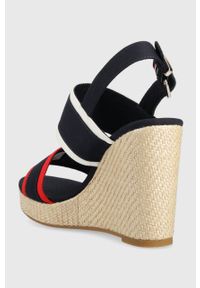TOMMY HILFIGER - Tommy Hilfiger sandały RWB FEMININE WEDGE damskie kolor granatowy na koturnie. Zapięcie: klamry. Kolor: niebieski. Materiał: materiał, guma. Obcas: na koturnie #5