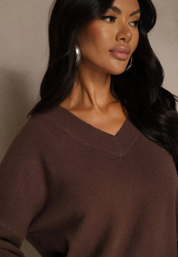 Renee - Brązowy Klasyczny Sweter z Wiskozą i Kaszmirem Marirra. Okazja: na co dzień, do pracy. Typ kołnierza: dekolt w serek. Kolor: brązowy. Materiał: wiskoza, kaszmir. Styl: klasyczny