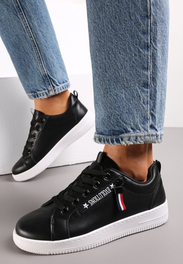 Renee - Czarne Wiązane Sneakersy przed Kostkę z Ozdobnym Suwakiem i Naszywką Hypatha. Okazja: na co dzień. Wysokość cholewki: przed kostkę. Kolor: czarny. Wzór: aplikacja