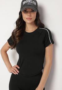 Born2be - Czarny Komplet Sportowy T-shirt i Szorty z Ozdobnym Lampasem Zorettia. Kolor: czarny. Materiał: jeans #5