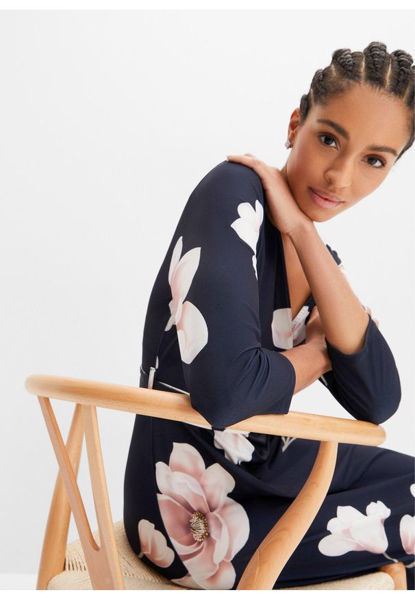 bonprix - Sukienka z dżerseju z dłuższym tyłem i wiązanym paskiem. Kolor: niebieski. Materiał: jersey. Wzór: nadruk, aplikacja