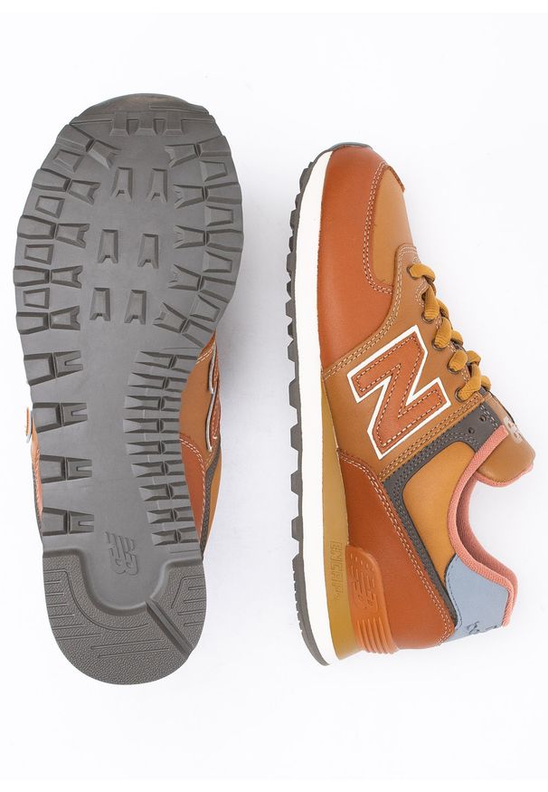 New Balance ML574OMA Sneakersy męskie brązowe. Okazja: na co dzień. Kolor: brązowy. Materiał: zamsz, materiał, guma. Szerokość cholewki: normalna. Sezon: lato, jesień. Model: New Balance 574. Sport: bieganie