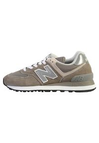 męskie>buty sneakers Męskie New Balance. Zapięcie: sznurówki. Kolor: szary. Materiał: zamsz, syntetyk, materiał, tkanina. Szerokość cholewki: normalna. Sport: turystyka piesza #1