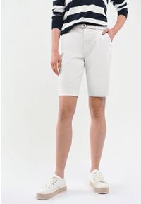 Volcano - Materiałowe szorty z paskiem P-MIYA. Kolekcja: plus size. Kolor: kremowy. Materiał: materiał. Długość: krótkie. Wzór: gładki. Styl: klasyczny