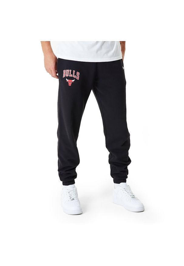 Spodnie męskie New Era NBA Essentials Jogger Chicago Bulls. Kolor: czarny