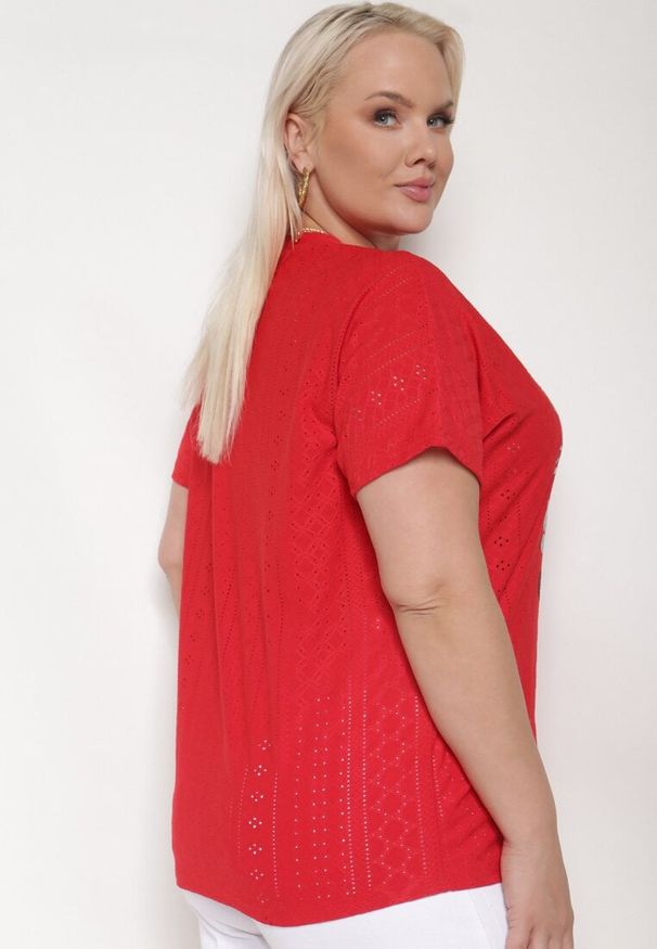 Born2be - Czerwony Ażurowy T-shirt z Bawełną Ozdobiony Cyrkoniami Deviana. Okazja: na co dzień. Kolor: czerwony. Materiał: bawełna. Wzór: aplikacja, ażurowy. Sezon: lato. Styl: wizytowy, casual, elegancki