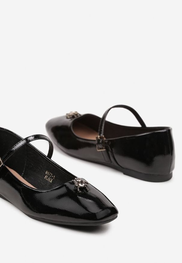 Born2be - Czarne Balerinki Lakierowane z Paskiem i Sprzączką z Kryształowym Owadem Nevilis. Okazja: na co dzień. Zapięcie: pasek. Kolor: czarny. Materiał: lakier. Wzór: aplikacja. Styl: casual, elegancki, klasyczny