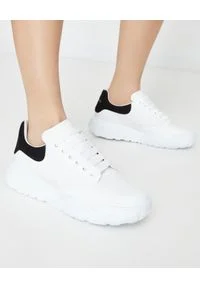 Alexander McQueen - ALEXANDER MCQUEEN - Białe sneakersy na wysokiej podeszwie. Okazja: na co dzień. Kolor: biały. Materiał: guma #1
