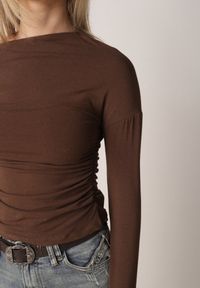 Born2be - Brązowa Bluzka z Bawełną i Wiskozą Ozdobiona Marszczeniem Alexareo. Kolor: brązowy. Materiał: wiskoza, bawełna. Wzór: aplikacja #4