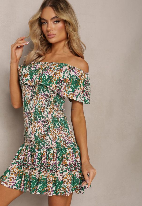 Renee - Zielona Krótka Sukienka z Hiszpańskim Dekoltem z Elastycznej Wiskozy Celestine. Kolor: zielony. Materiał: wiskoza. Sezon: lato. Długość: mini