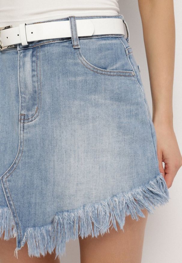 Born2be - Niebieskie Spódnico-Szorty Jeansowe z Ozdobnymi Przetarciami Galastra. Okazja: na co dzień. Kolor: niebieski. Materiał: jeans. Styl: klasyczny, casual, elegancki