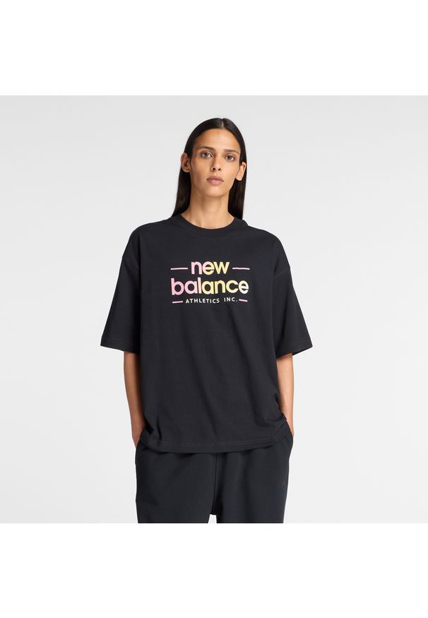 Koszulka damska New Balance WT53916BK – czarna. Kolor: czarny. Materiał: bawełna. Wzór: kolorowy, napisy
