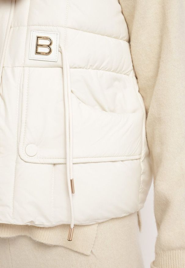 Born2be - Jasnobeżowa Pikowana Kamizelka z Odpinanym Kapturem i Metalicznymi Aplikacjami Tintira. Okazja: na spacer, na co dzień. Kolor: beżowy. Materiał: jeans, tkanina. Wzór: aplikacja. Styl: casual, klasyczny