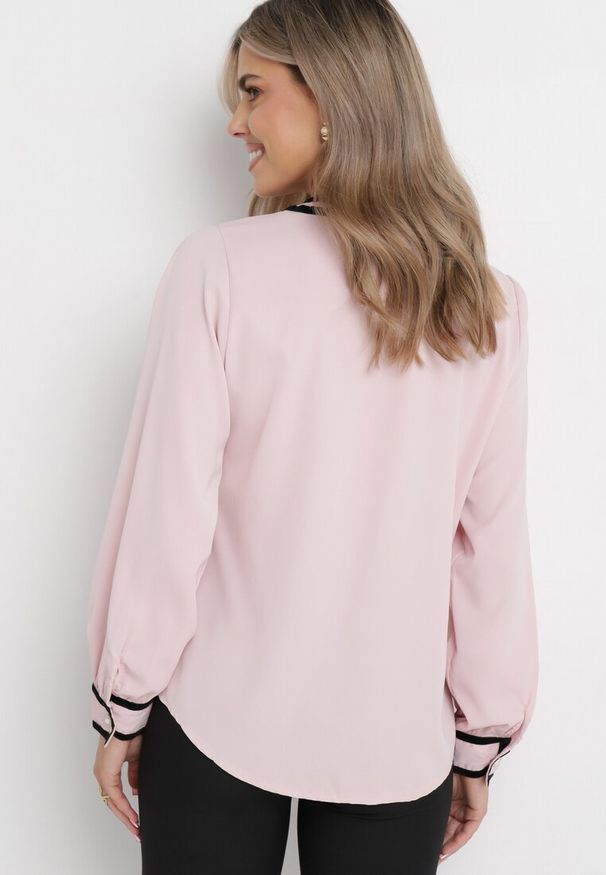 Born2be - Różowa Koszula z Broszką z Kokardką i Ozdobnymi Lamówkami Evelima. Okazja: na co dzień, na spotkanie biznesowe. Typ kołnierza: kokarda. Kolor: różowy. Materiał: jeans. Styl: biznesowy, casual