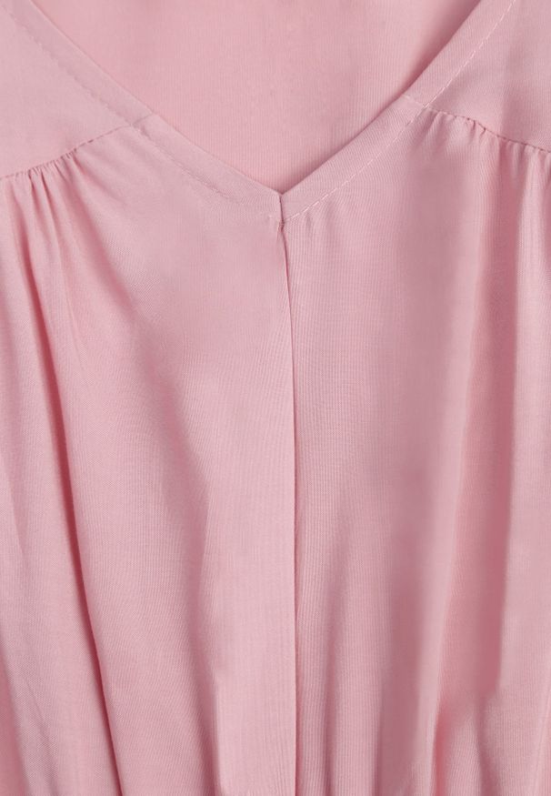 Renee - Różowa Sukienka z Wiskozy o Rozkloszowanym Kroju z Falbanami Jonmy. Okazja: na co dzień. Typ kołnierza: dekolt w serek. Kolor: różowy. Materiał: wiskoza. Długość rękawa: krótki rękaw. Wzór: aplikacja. Sezon: lato. Styl: elegancki, casual