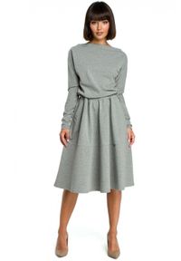 BE - Rozkloszowana sukienka dresowa z gumką w pasie i kieszeniami szara. Kolor: szary. Materiał: dresówka. Długość rękawa: długi rękaw