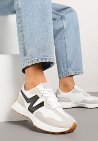 Renee - Szaro-Białe Sneakersy Ozdobione Geometrycznym Motywem Zdivena. Okazja: na co dzień. Zapięcie: bez zapięcia. Kolor: szary. Materiał: jeans. Wzór: geometria, aplikacja. Sezon: lato, wiosna. Obcas: na platformie