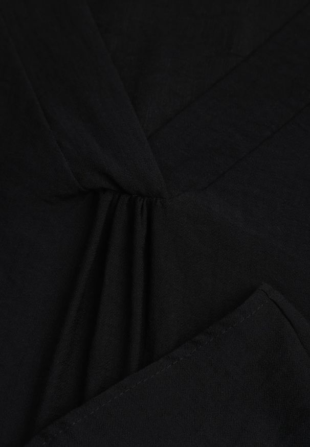 Renee - Czarna Wiskozowa Sukienka Pudełkowa z Dekoltem w Serek Noludig. Typ kołnierza: dekolt w serek. Kolekcja: plus size. Kolor: czarny. Materiał: wiskoza. Typ sukienki: dla puszystych