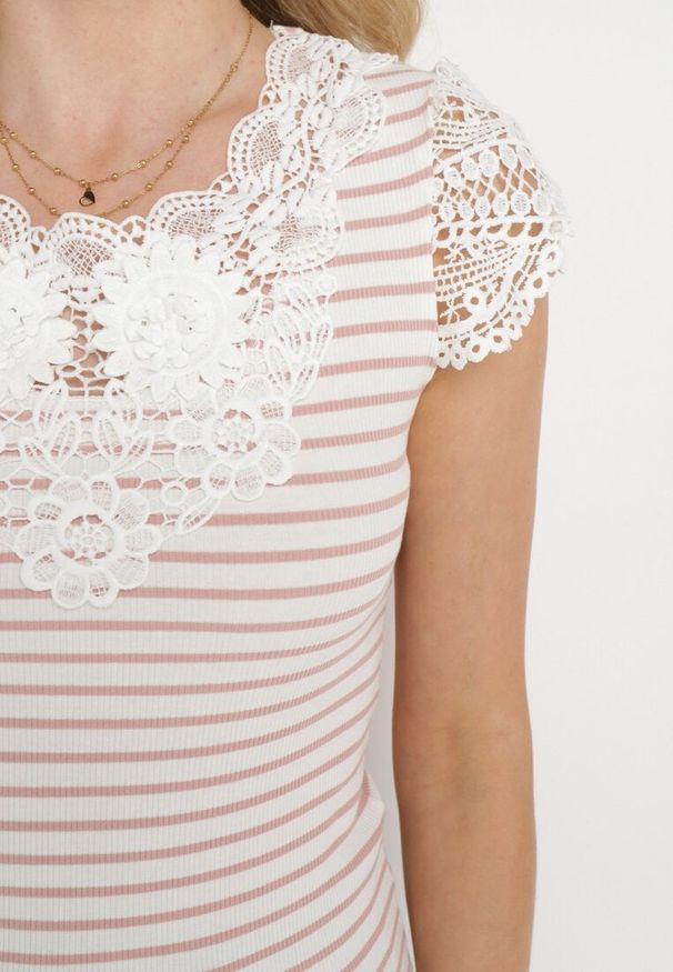 Born2be - Różowy Bawełniany T-shirt w Paski z Koronkowymi Wstawkami Idamarie. Okazja: na co dzień, na randkę. Typ kołnierza: dekolt w kształcie V. Kolor: różowy. Materiał: bawełna, koronka. Długość rękawa: krótki rękaw. Długość: krótkie. Wzór: paski. Styl: casual