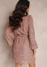 Renee - Różowa Sukienka Cekinowa z Kopertowym Dekoltem Voodek. Typ kołnierza: dekolt kopertowy. Kolor: różowy. Materiał: jeans. Typ sukienki: kopertowe. Styl: elegancki #5