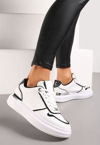 Renee - Biało-Czarne Sneakersy na Platformie Ozdobione Brokatem i Metaliczną Wstawką Mexia. Kolor: biały. Wzór: aplikacja. Obcas: na platformie #4