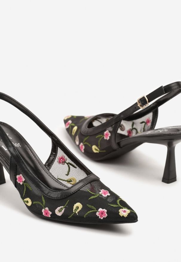 Born2be - Czarne Sandały Slingback na Obcasie Typu Klepsydra Zdobione Haftem Iveltewia. Okazja: na co dzień. Nosek buta: szpiczasty. Zapięcie: pasek. Kolor: czarny. Wzór: aplikacja, haft. Materiał: materiał, jeans. Obcas: na obcasie. Styl: casual. Wysokość obcasa: średni