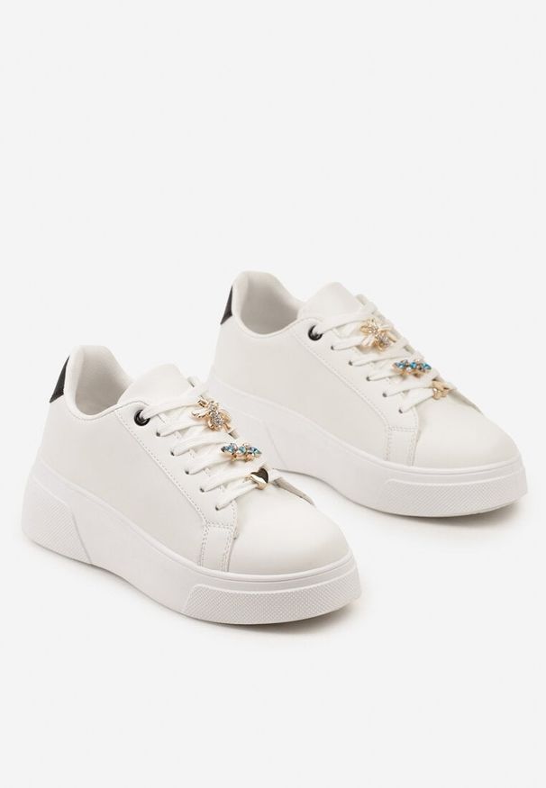 Born2be - Biało-Czarne Sneakersy na Grubej Podeszwie ze Sznurowaniem Ozdobione Metalowymi Zawieszkami i Cyrkoniami Timavel. Nosek buta: okrągły. Zapięcie: sznurówki. Kolor: biały. Materiał: materiał. Wzór: aplikacja. Obcas: na obcasie. Wysokość obcasa: niski