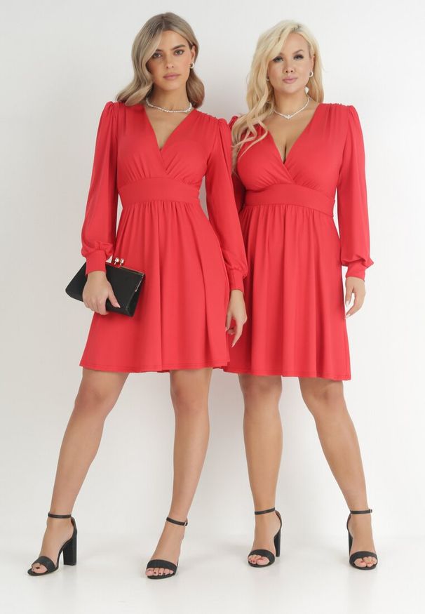 Born2be - Czerwona Sukienka Kopertowa Taliowana Maecenus. Okazja: na co dzień. Kolor: czerwony. Materiał: wiskoza. Typ sukienki: kopertowe. Styl: casual, elegancki