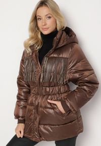 Born2be - Brązowa Pikowana Kurtka z Kapturem i Paskiem z Marszczeniem Zdobiona Frędzlami Sanoria. Okazja: na co dzień. Typ kołnierza: kaptur. Kolor: brązowy. Materiał: jeans. Wzór: aplikacja. Styl: casual, elegancki #7