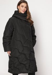 Born2be - Czarna Długa Kurtka Płaszcz z Nieodpinanym Kapturem Ozdobiona Pikowaniem Nenzova. Kolor: czarny. Długość: długie. Wzór: aplikacja. Sezon: zima #3
