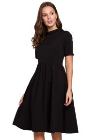 Sukienki.shop - Elegancka rozkloszowana sukienka z wywiniętą stójką czarna. Okazja: do pracy. Typ kołnierza: kołnierzyk stójkowy. Kolor: czarny. Styl: elegancki #5