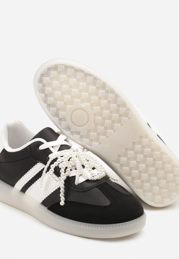 Born2be - Czarne Sneakersy w Stylu Klasycznych Tenisówek z Perłowym Zdobieniem Nalarie. Okazja: na co dzień. Kolor: czarny. Materiał: jeans. Szerokość cholewki: normalna. Wzór: aplikacja. Obcas: na płaskiej podeszwie