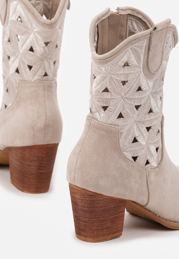 Renee - Jasnobeżowe Botki Kowbojki Vices na Słupku z Geometrycznym Motywem Sarori. Kolor: beżowy. Materiał: jeans. Wzór: geometria. Obcas: na słupku. Styl: elegancki. Wysokość obcasa: średni