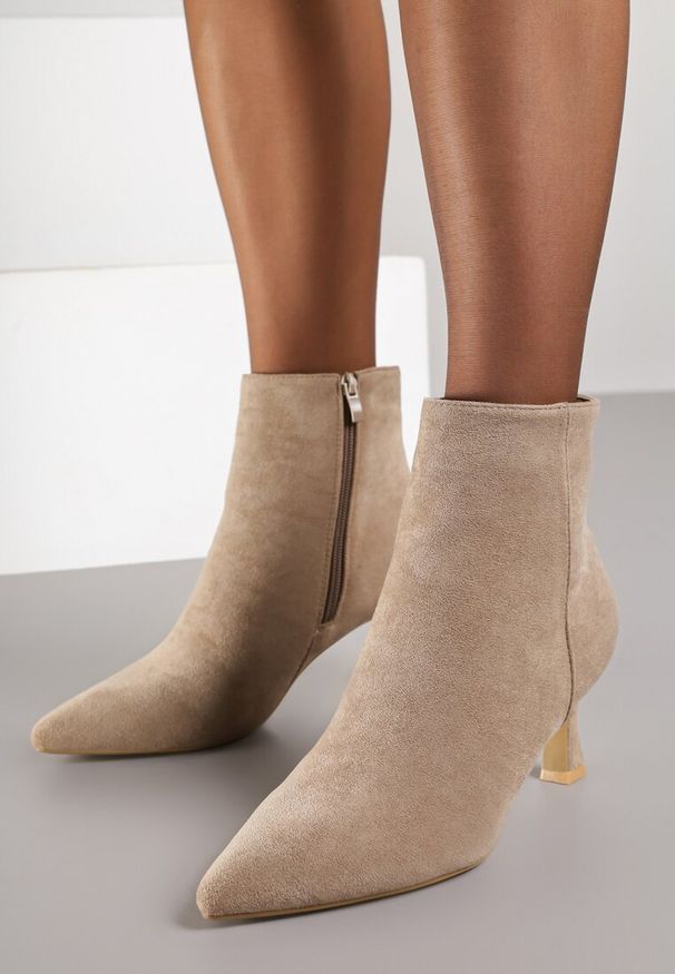 Born2be - Ciemnobeżowe Botki na Niskim Obcasie ze Szpiczastym Noskiem Zatira. Okazja: na co dzień, na spotkanie biznesowe. Nosek buta: szpiczasty. Zapięcie: zamek. Kolor: beżowy. Materiał: jeans. Obcas: na obcasie. Styl: biznesowy, casual, elegancki. Wysokość obcasa: niski