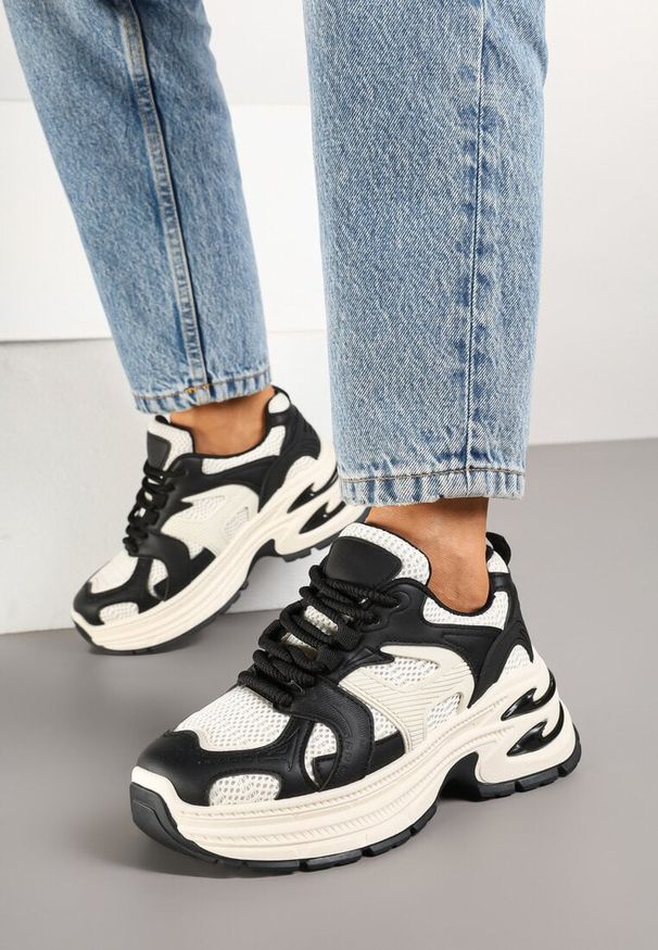 Born2be - Czarno-Beżowe Sneakersy na Grubej Tłoczonej Podeszwie z Geometrycznym Motywem Soloria. Okazja: na co dzień. Zapięcie: sznurówki. Kolor: czarny. Materiał: jeans. Wzór: geometria